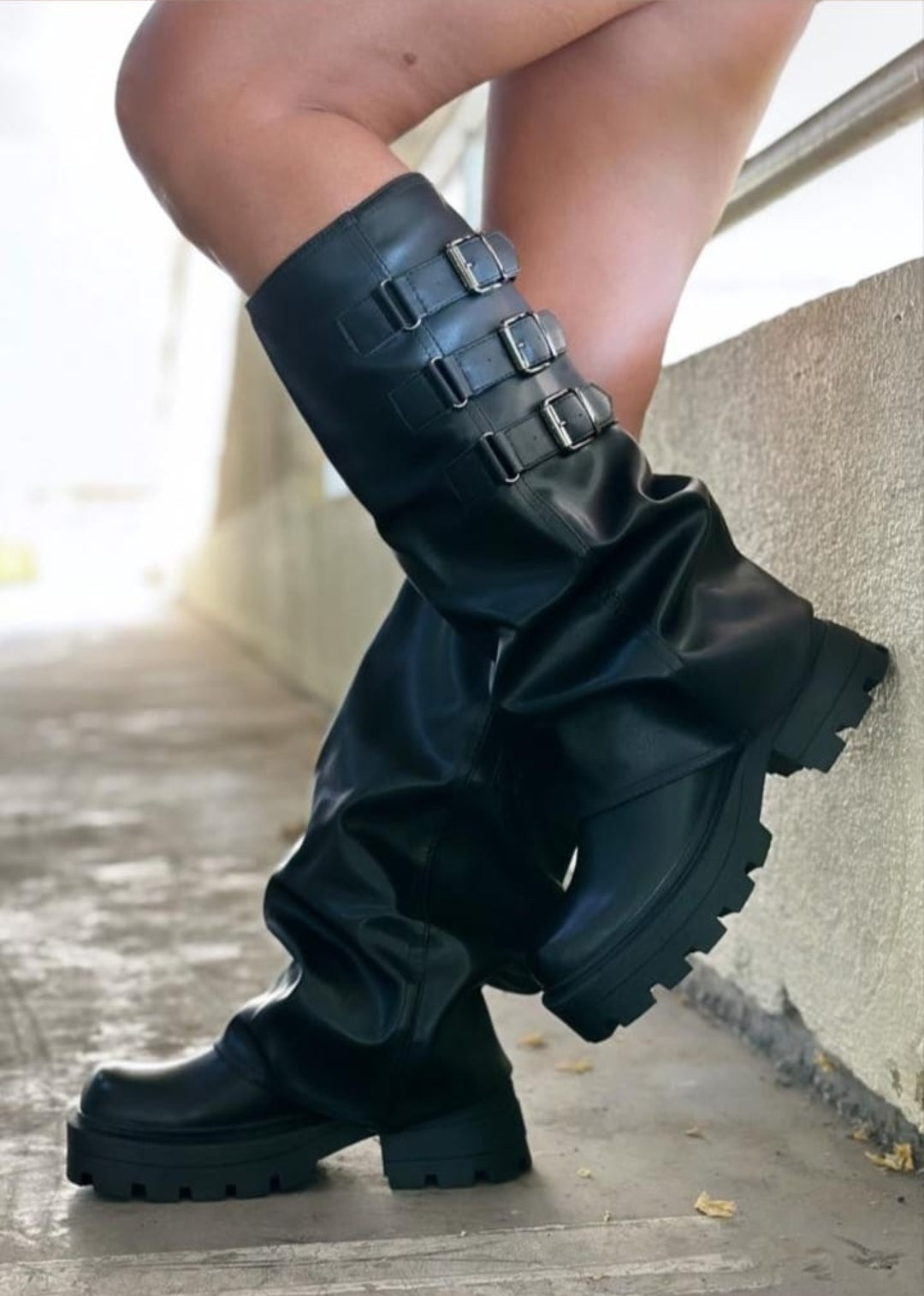 Botas de broches que transforman tu outfit N° 6526
